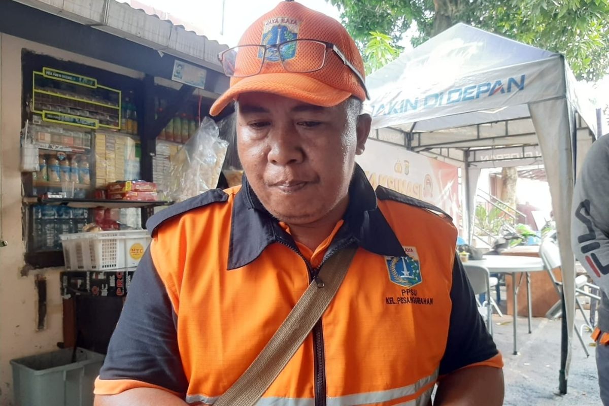 Rusmana (41), petugas Penanganan Prasarana dan Sarana Umum (PPSU) menjadi korban pencurian. Motornya hilang saat sedang membuat mural di RPTRA Abdi Praja, Pesanggrahan, Jakarta Selatan, Senin (19/9/2022).