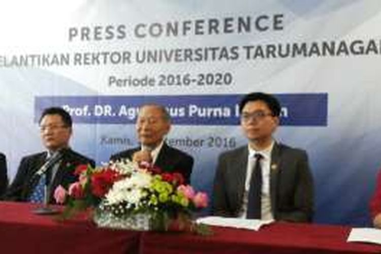 Prof Agustinus Purna Irawan (paling kiri), Kamis (1/9/2016) siang tadi, resmi dilantik menjadi Rektor Universitas Tarumanegara (Untar) periode 2016/2020.