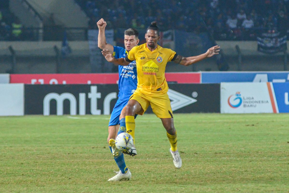 Head to head Persib vs Semen Padang, pertemuan terakhir kedua tim digelar pada 18 September 2019 sebelum Kabau Sirah degradasi. Penyerang Semen Padang Vanderlei Francisco dikawal bek Persib Nick Kuipers pada laga pekan ke-19 Liga 1 2019 di Stadion Si Jalak Harupat, Soreang, Kabupaten Bandung.