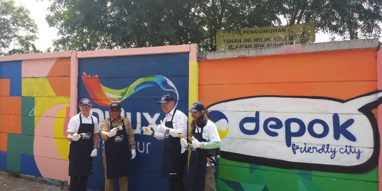 Seremoni program Warna-warni Kemenangan yang digelar oleh produsen cat Dulux ditandai pengecatan dinding oleh Wali Kota Depok Mohammad Idris, Presiden Direktur AkzoNobel Decorative Paints Indonesia Jun de Dios, dan Aweng, anggota komunitas mural Depok, di Jalan Juanda, Kota Depok, Selasa (8/5/2018).