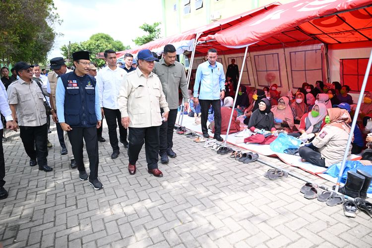 Menteri Dalam Negeri (Mendagri) Muhammad Tito Karnavian bersama sejumlah menteri mendampingi Presiden RI Prabowo Subianto meninjau korban banjir di Madrasah Aliyah Negeri (MAN) 1 Langkat, Tanjung Pura, Kabupaten Langkat, Sumatera Utara, Sabtu (13/12/2025).