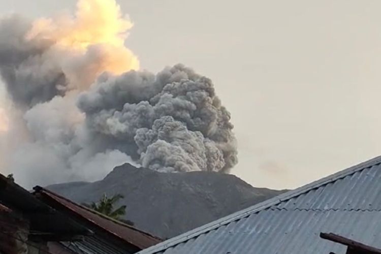 ERUPSI: Gunung Ruang di Kabupaten Kepulauan Siau Tagulandang Biaro (Sitaro), Sulawesi Utara, kembali meletus, Jumat (19/4/2024) pukul 17.06 Wita. Tinggi kolom abu 400 meter.