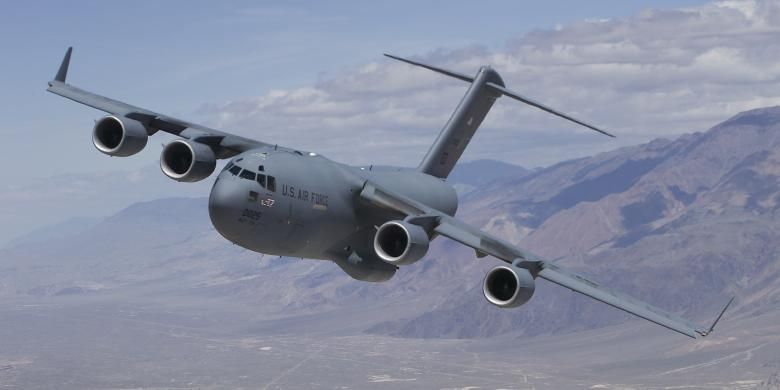 Pesawat angkut militer C-17 Globemaster III dibangun untuk Angkatan Udara AS (USAF) sejak 1980 hingga 1990. Pesawat bongsor ini adalah hasil kerja sama antara Boeing dan Mc.Donnell Douglas. Pada 1990, kedua pabrik pembuat pesawat ini merger. 

Selain AS, beberapa negara yang sudah mengoperasikan pesawat ini untuk aktivitas militernya adalah Inggris, Australia, Kanada, Qatar, dan Uni Emirat Arab (UEA). India pada 2 September 2013 mengumumkan menggunakan pesawat berbodi tambun ini juga untuk AU-nya.
