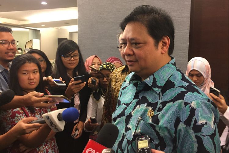 Menteri Perindustrian Airlangga Hartanto usai menghadiri acara di gedung Bursa Efek Indonesia, Jakarta, Senin (6/11/2017). 