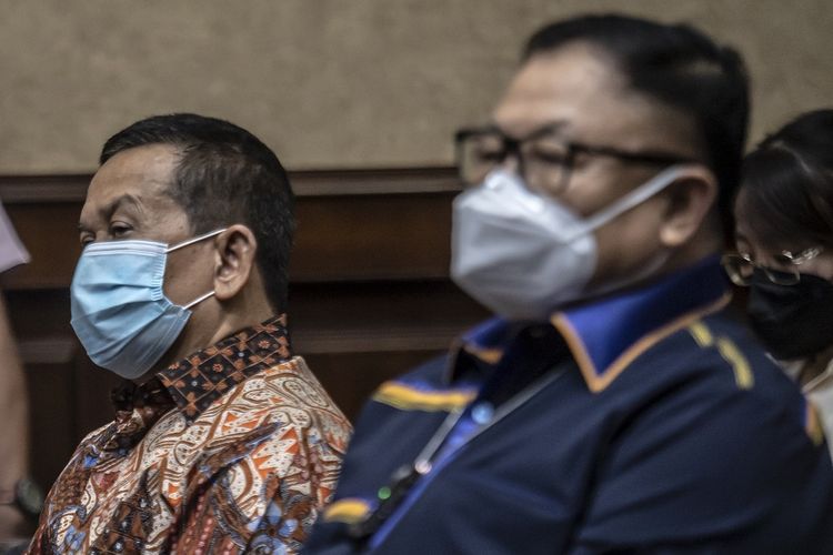 Terdakwa kasus dugaan korupsi pengelolaan dana ASABRI Letnan Jenderal TNI (Purn) Sonny Widjaja (kiri) dan Mayor Jenderal TNI (Purn) Adam Damiri (kanan) bersiap mengikuti sidang dengan agenda pembacaan vonis di Pengadilan Tipikor, Jakarta, Selasa (4/1/2022). ANTARA FOTO/Muhammad Adimaja/tom.
