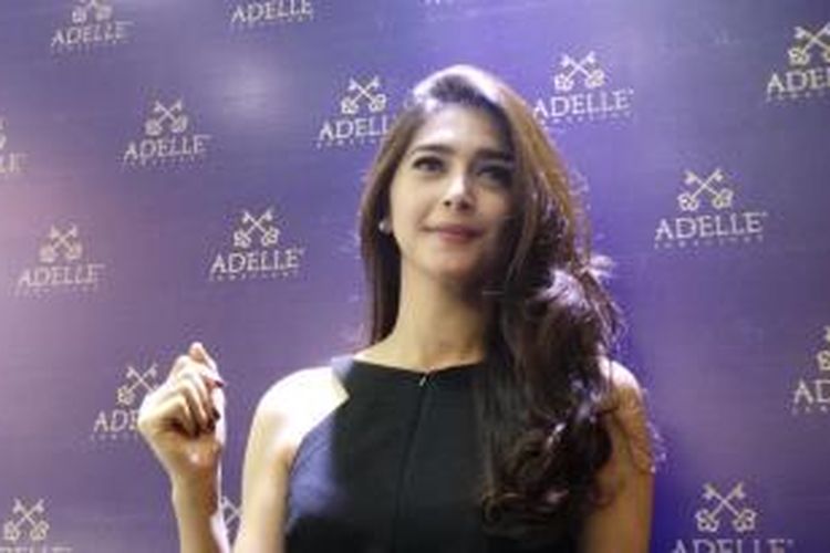 Nabila Syakieb hadir dalam grand opening Adelle Jewellery, di Trans Studio Mall, Bandung, Jawa Barat, Minggu (8/2/2015) malam.