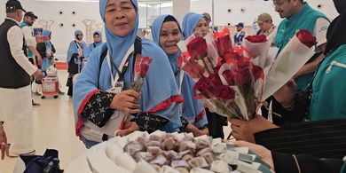 Tangis Haru Jemaah Haji Indonesia Disambut Mawar di Bandara Jeddah