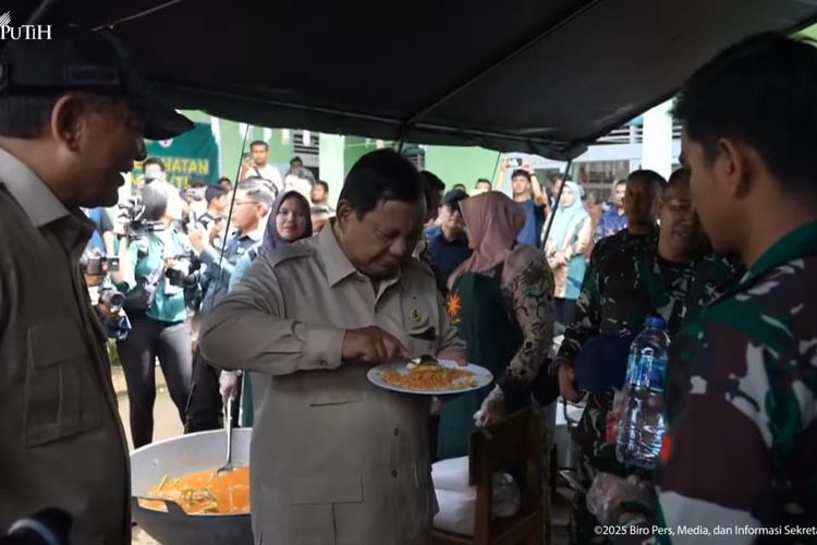 Presiden RI Prabowo Subianto ikut menyantap sepiring nasi goreng saat meninjau Posko Pengungsi SD 05 Kayu Pasak Palembayan, Agam, Sumatera Barat, Kamis (18/12/2025).