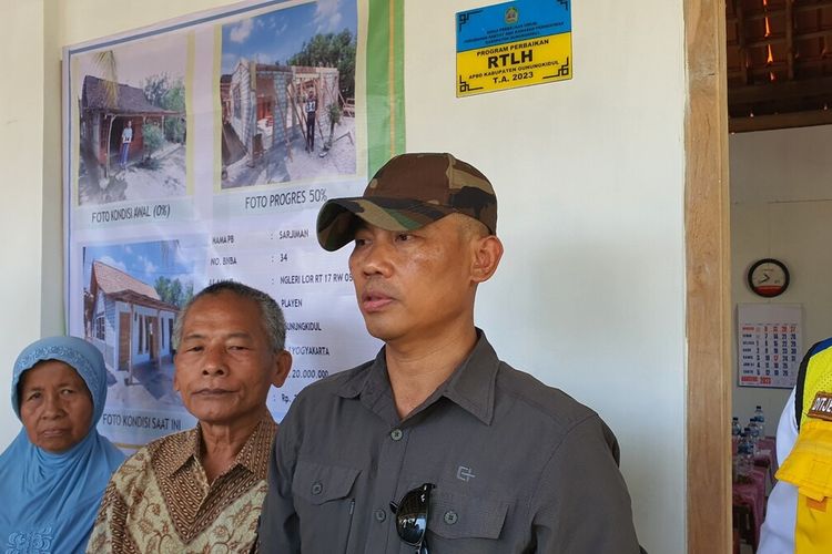 Bupati Gunungkidul Sunaryanta saat menyerahkan bantuan perbaikan RTLH di Kapanewon Playen. Selasa (29/8/2023)