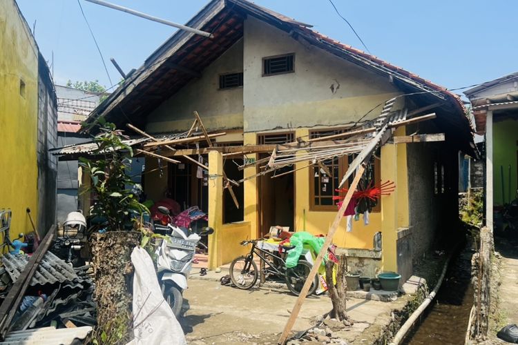 Kepala IRT Terluka Kena Balok Saat Hujan dan Angin Kencang di Bogor