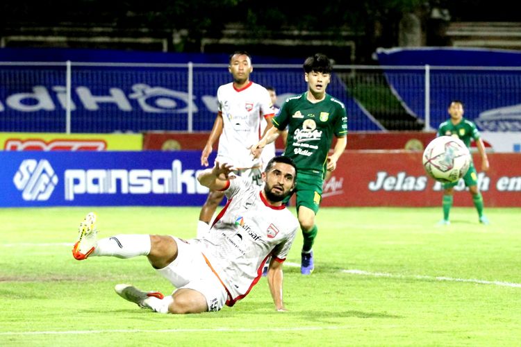 Suasana pertandingan Persebaya Surabaya vs Borneo FC dalam lanjutan pekan ke-34 Liga 1 2021-2022 yang berlangsung di Stadion Gelora Ngurah Rai pada Rabu (30/3/2022) malam WIB.