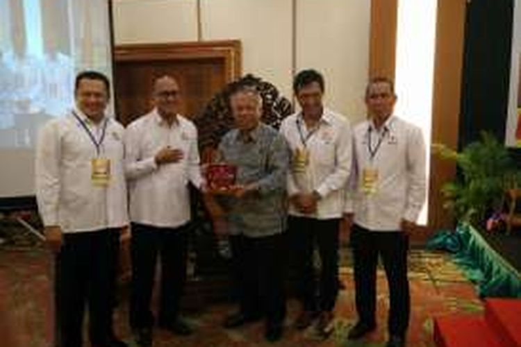 Pembukaan Seminar UU Tapera yang diadakan Kamar Dagang dan Industri (Kadin) Indonesia, di Grand Hotel Sahid Jaya, Jakarta, Kamis (27/10/2016). Dalam seminar tersebut hadir pula Menteri Pekerjaan Umum dan Perumahan Rakyat (PUPR) Basuki Hadimuljono (tengah).