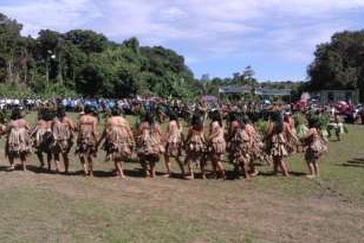 Tari Perang masyarakat adat Pulau Enggano yang mengisahkan tradisi perang antar suku dan berakhir dengan perdamaian. FIRMANSYAH/KOMPAS.com