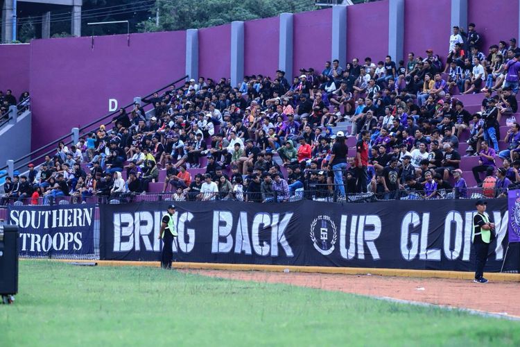 Suporter mendukung dengan semangat klub kebanggaannya, Persik Kediri mengarungi Super league 2025-2026 di Stadion Brawijaya Kediri.