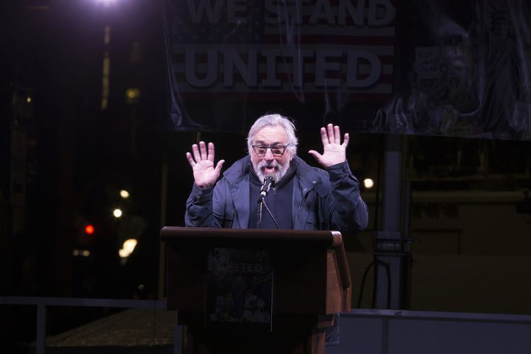 Robert De Niro saat berorasi di acara ?We Stand United? Rally In New York, Kamis (19/1/2017). Acara tersebut bertujuan untuk mengingatkan Presiden Donald Trump tentang pentingnya menjaga hak individu dan komunitas. 