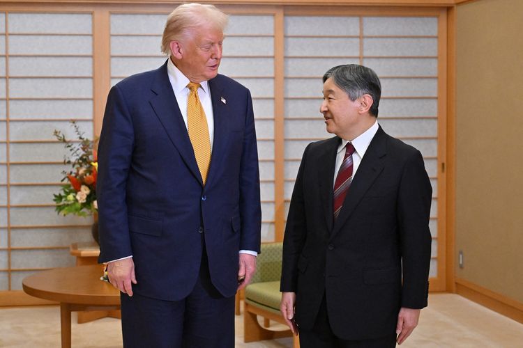 Presiden Amerika Serikat Donald Trump (kiri) saat bertemu Kaisar Jepang Naruhito (kanan) di Istana Kekaisaran, Tokyo, Jepang, Senin (27/10/2025).