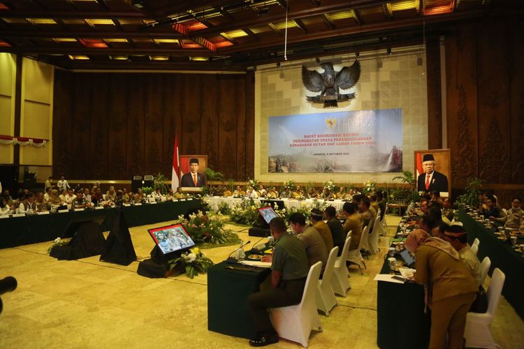 Rapat Koordinasi Khusus (Rakorsus) Peningkatan Upaya Penanggulangan Kebakaran Hutan dan Lahan (Karhutla) 2023 di Gedung Manggala Wanabakti, Kementerian Lingkungan Hidup dan Kehutanan (LHK), Jakarta, Senin (9/10/203).

