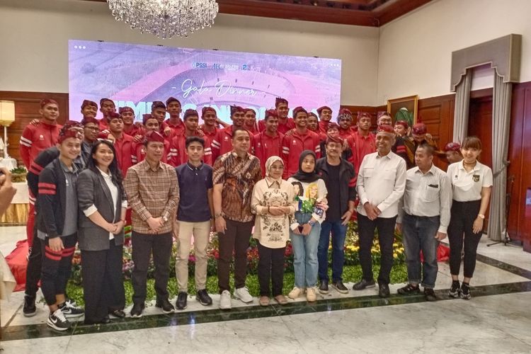 Seluruh pemain Timnas U20 dan jajaran PSSI saat menghadiri jamuan makan malam yang digelar Wali Kota Surabaya Eri Cahyadi di rumah dinas Wali Kota Surabaya, Jalan Sedap Malam, Senin (19/9/2022) malam.