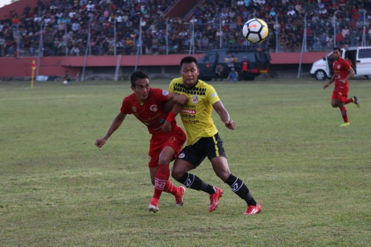 Pemain Semen Padang Riski Novriansyah berebut bola dengan pemain Kalteng Putra 