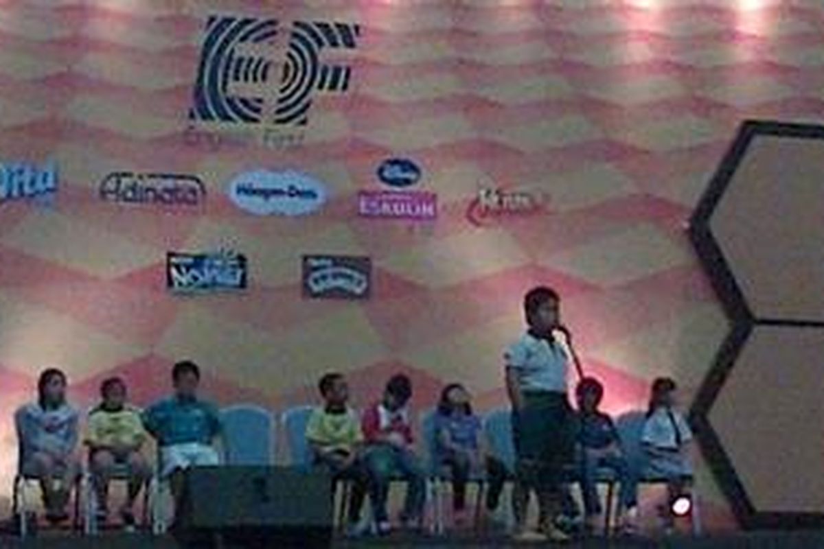 Suasana kompetisi mengeja kata Bahasa Inggris, tampak kategori A (kelas 1-3) sedang menghadapi ejaan langsung di hadapan para juri dan penonton di panggung lomba, di gedung Smesco, Jakarta, Minggu (4/11/2012). 