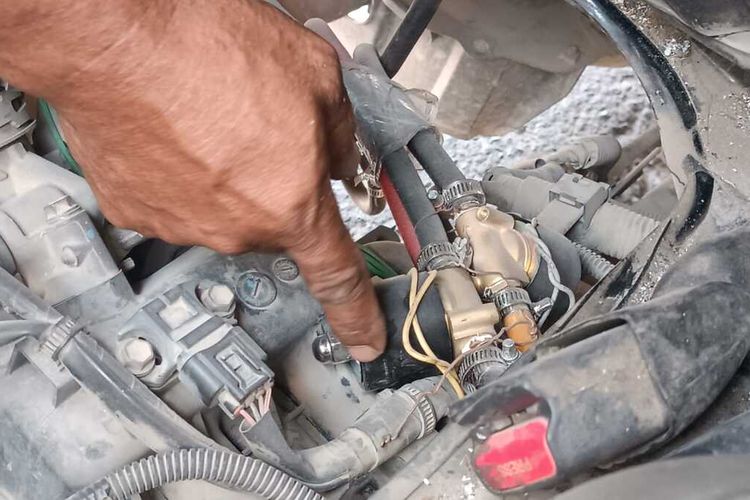 Salah satu komponen yang dipasang di karburator mesin untuk menyuplai gas ke mesin mobil milik Muhammad Hafid, yang bahan bakarnya dirubah dari BBM ke BBG. Harga komponen tambahanyang dipasang di mesin mulai dari Rp 200.000 sampai Rp 600.000