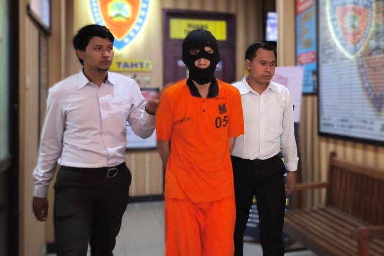 Satuan Reserse Kriminal (Satreskrim) Polres Magetan pengamanan DN (24) warga Magetan, pelaku terduga tindak pidana asusila dan persetubuhan terhadap anak di bawah umur. Antara pelaku dan korban masih terikat hubungan keluarga.