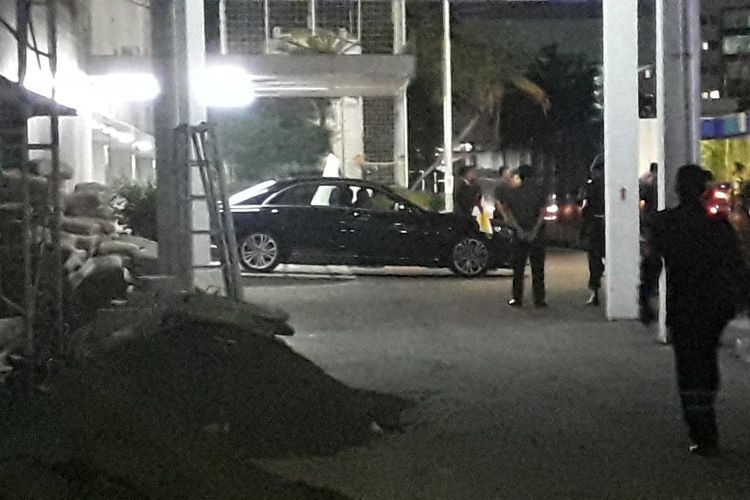 Mobil hitam berbendara Brunei Darussalam yang ditumpangi Sultan Hassanal Bolkiah terparkir di RSPAD Gatot Soebroto saat Sultan Hassanal Bolkiah menjenguk Menko Polhukam Wiranto, Sabtu (19/10/2019) petang.