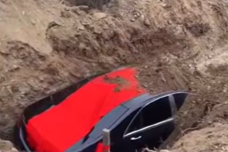 Viral di China, Mobil Mewah Dikubur Saat Pemakaman, Keluarga Terancam Denda