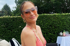 Rayakan Kemerdekaan, Jennifer Lopez Nonton Kembang Api Berbalut Bikini One Piece