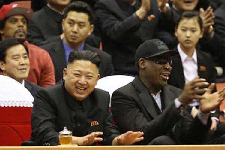 Mantan bintang NBA Dennis Rodman dan pemimpin Korea Utara Kim Jong-Un bersorak saat menyaksikan laga basket ekshibisi di Pyongyang.