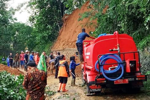 Tebing 8 Meter Longsor hingga Tutup Jalan di Cianjur, Satu Warga Jadi Korban