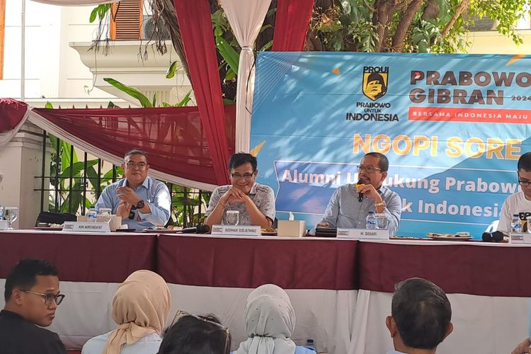 Anggota Dewan Pakar TKN Prabowo-Gibran, Budiman Sudjatmiko (tengah) dan pengamat politik M Qodari (kanan) dalam diskusi di rumah Prabowo, Jakarta Selatan, Jumat (26/1/2024). 
