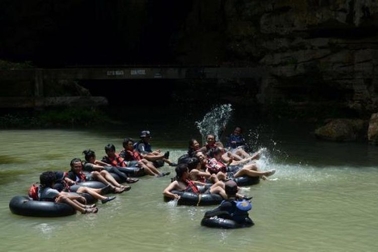 Wisatawan memasuki mulut obyek wisata Goa Pindul di Desa Bejiharjo, Karangmojo, Gunung Kidul, DI Yogyakarta, Kamis (7/3/2013).  
