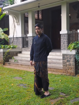 Reza Andriyanto mengungkap kebiasaannya tetap berpakaian rapi di rumah. Ia merasa outfit dapat membentuk cara membawa diri sehari-hari.