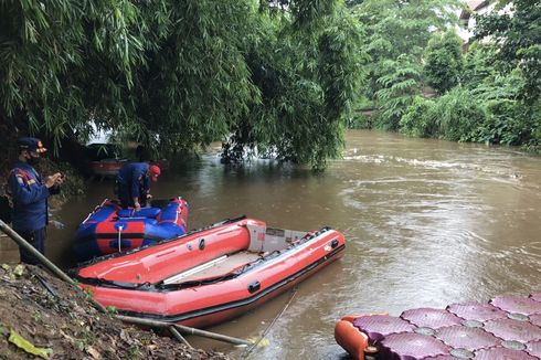 Hujan Deras, Pencarian Remaja Hanyut di Ciliwung Dilanjutkan Lewat Jalur Darat