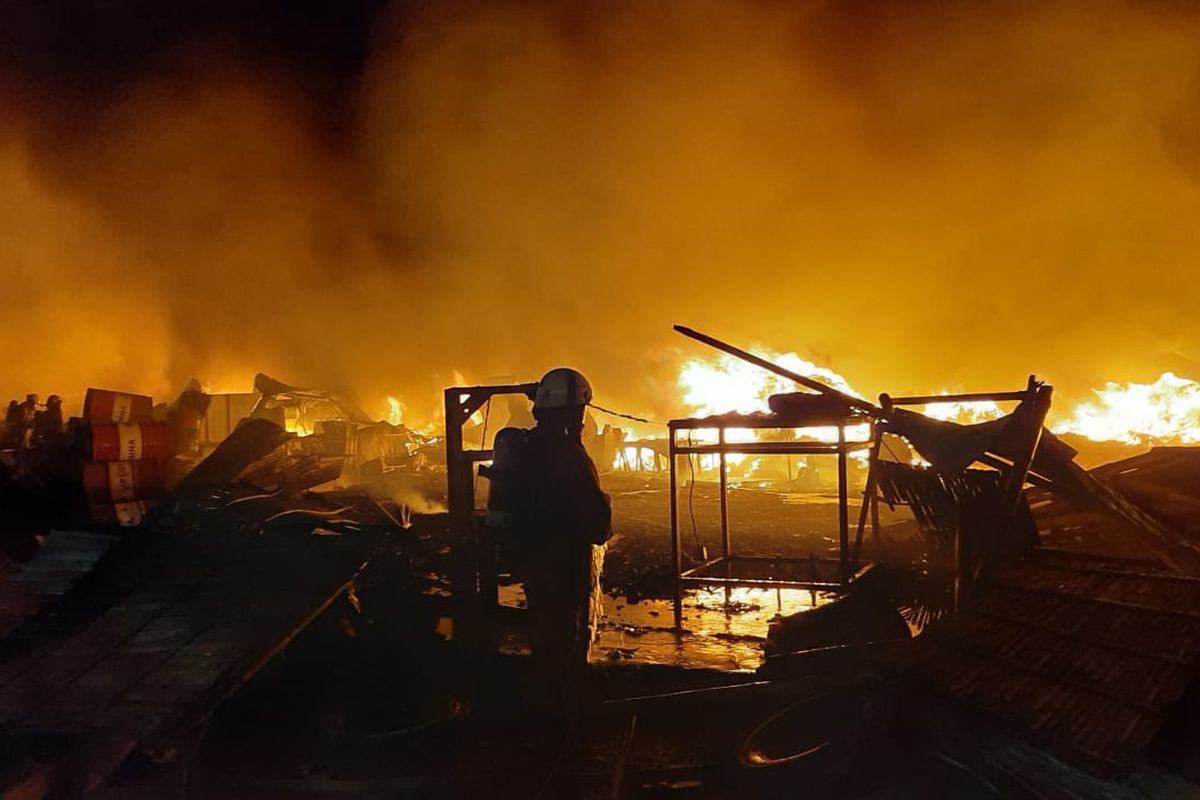 Sebuah gudang bijih plastik seluas 3.000 meter persegi di Jalan Kamal Raya, Tegal Alur, Kalideres, Jakarta Barat, dilalap api pada Selasa (8/6/2021) malam.