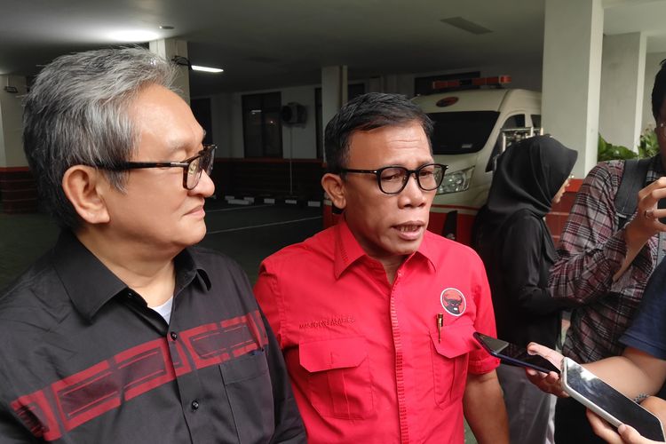 Politikus PDI-P Masinton Pasaribu (kanan berbaju merah) ditemui di Sekolah Partai PDI-P, Lenteng Agung, Jakarta Selatan, Jumat (14/6/2024).