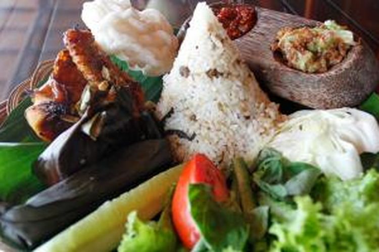 Nasi Cikur atau Nasi Kencur, salah satu menu favorit De Tuik di Bojongkoneng, Bandung, Jawa Barat. Nasi Kencur ini berisi ayam, tahu dan tempe, sambal, dan lalap segar yang komplet.
