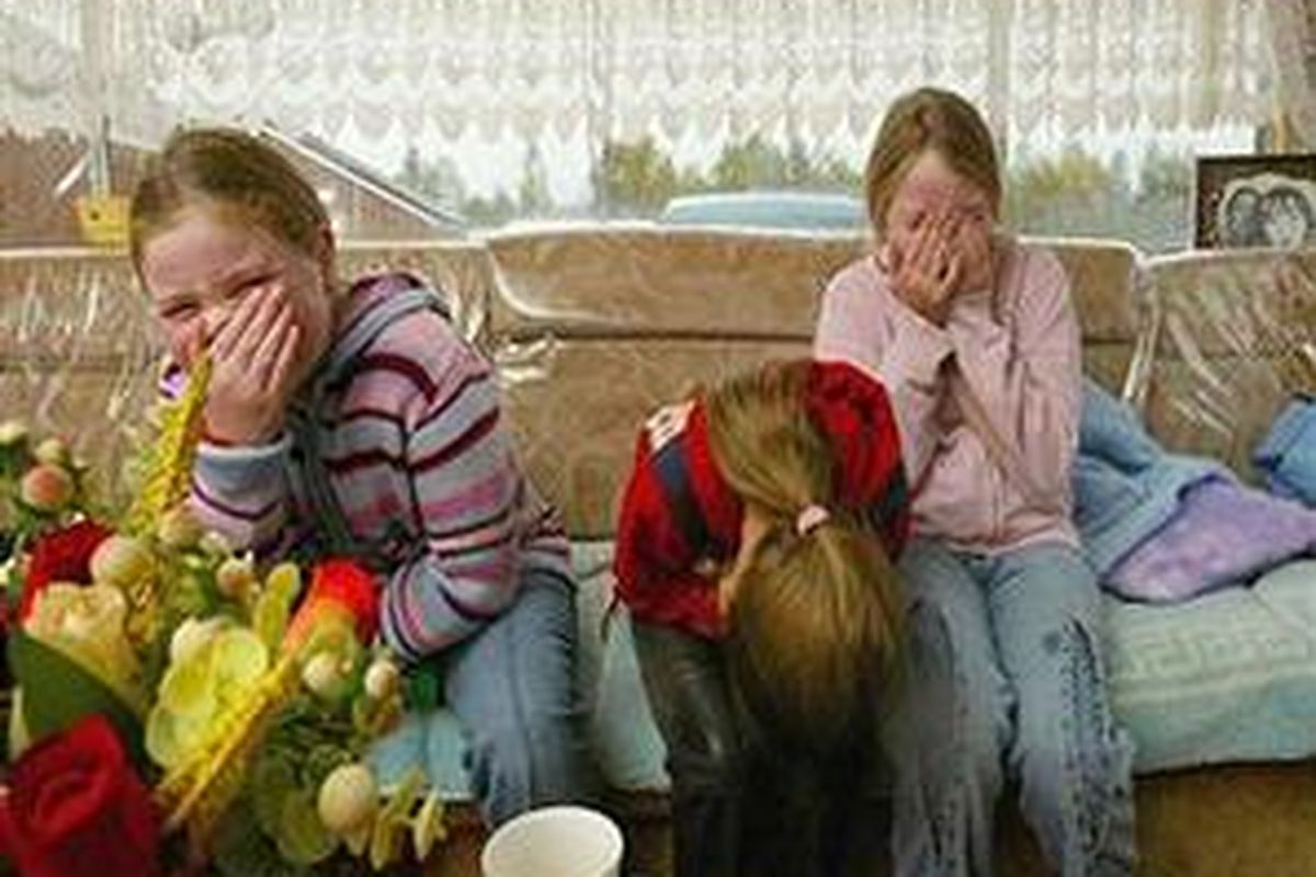 Tiga orang anak dari Dumbarton, Scotland, sedang travelling dengan mobil caravan.