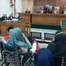Sidang Kasus Pengeroyokan, Mantan Istri Ketua DPRD Kota Serang Berlutut di Kaki Ibu