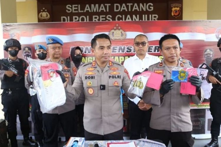 Kapolres Cianjur, Jawa Barat, AKBP Doni Hermawan, saat menunjukan barang bukti yang diamankan dari pemilik arisan online bodong, Novi (31) warga Kecamatan Pacet yang merugikan korban sekitar Rp 1,2 miliar, Kamis (20/10/2022).
