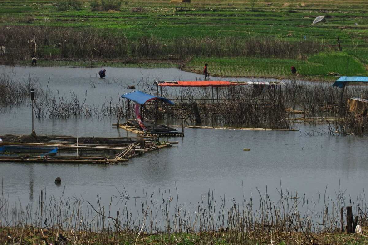 Sejumlah nelayan tengah menangkap ikan dengan cara tradisional di Waduk Jatigede, Sumedang, belum lama ini. AAM AMINULLAH/KOMPAS.com