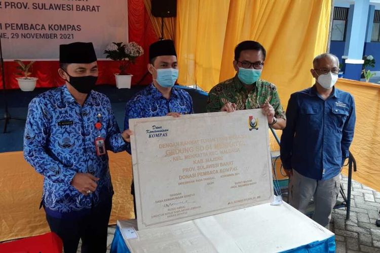 Foto bersama prasasti peresmian rekonstruksi SDN-04 Mekkatta (Kadis Dikpora H. Mithar (Kiri), Wakil Bupati Majene Arismunandar (Kiri), Anung Wendyartaka (Kanan).