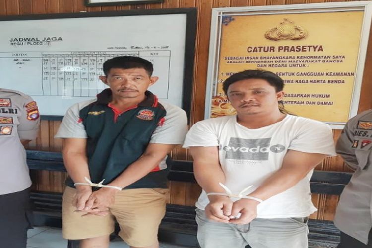 Kedua pelaku calo tiket setelah diamankan di Polres Kotawaringin Barat