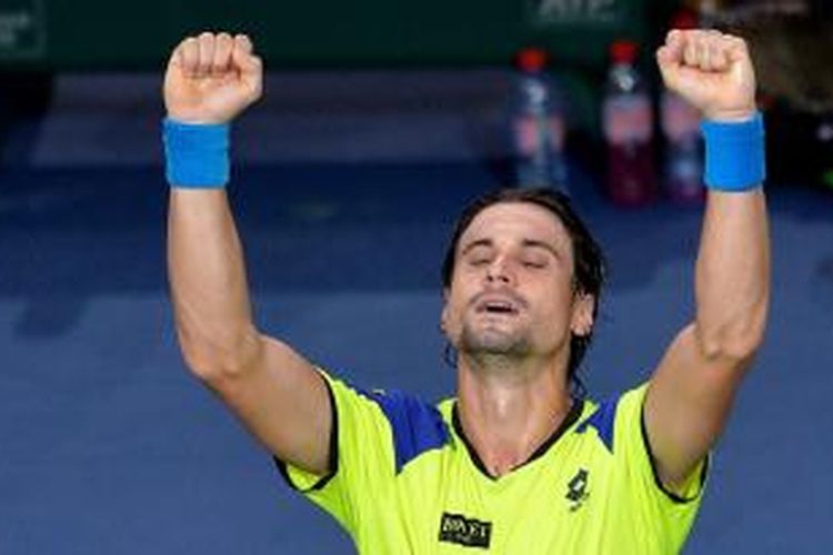 Petenis Spanyol, David Ferrer merayakan kemenangan atas Rafael Nadal pada laga semifinal Paris Masters di Bercy Palais-Omnisport, Paris, Sabtu (2/11/2013).