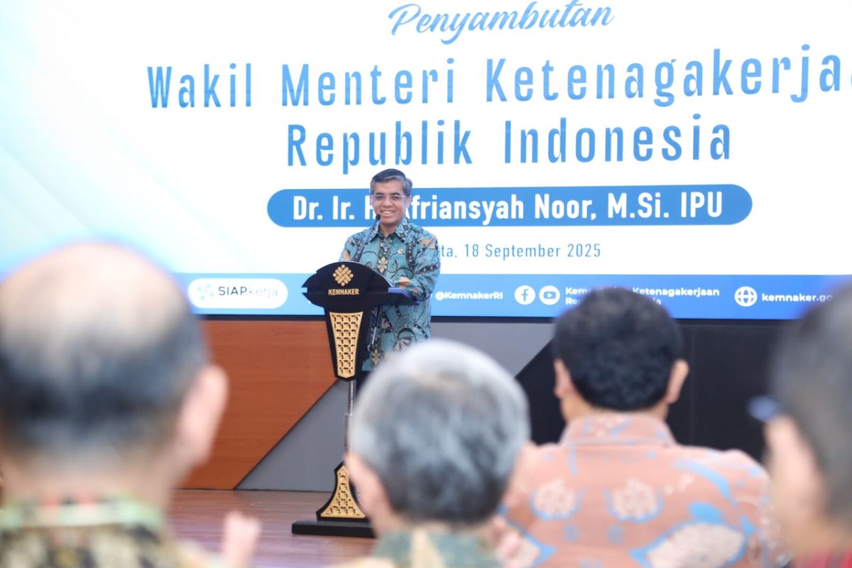 Menteri Ketenagakerjaan (Menaker) Yassierli saat memberikan arahan dalam acara penyambutan Wamenaker Afriansyah Noor di Ruang Tridharma, Kemnaker, Jakarta, Kamis (18/9/2025).
