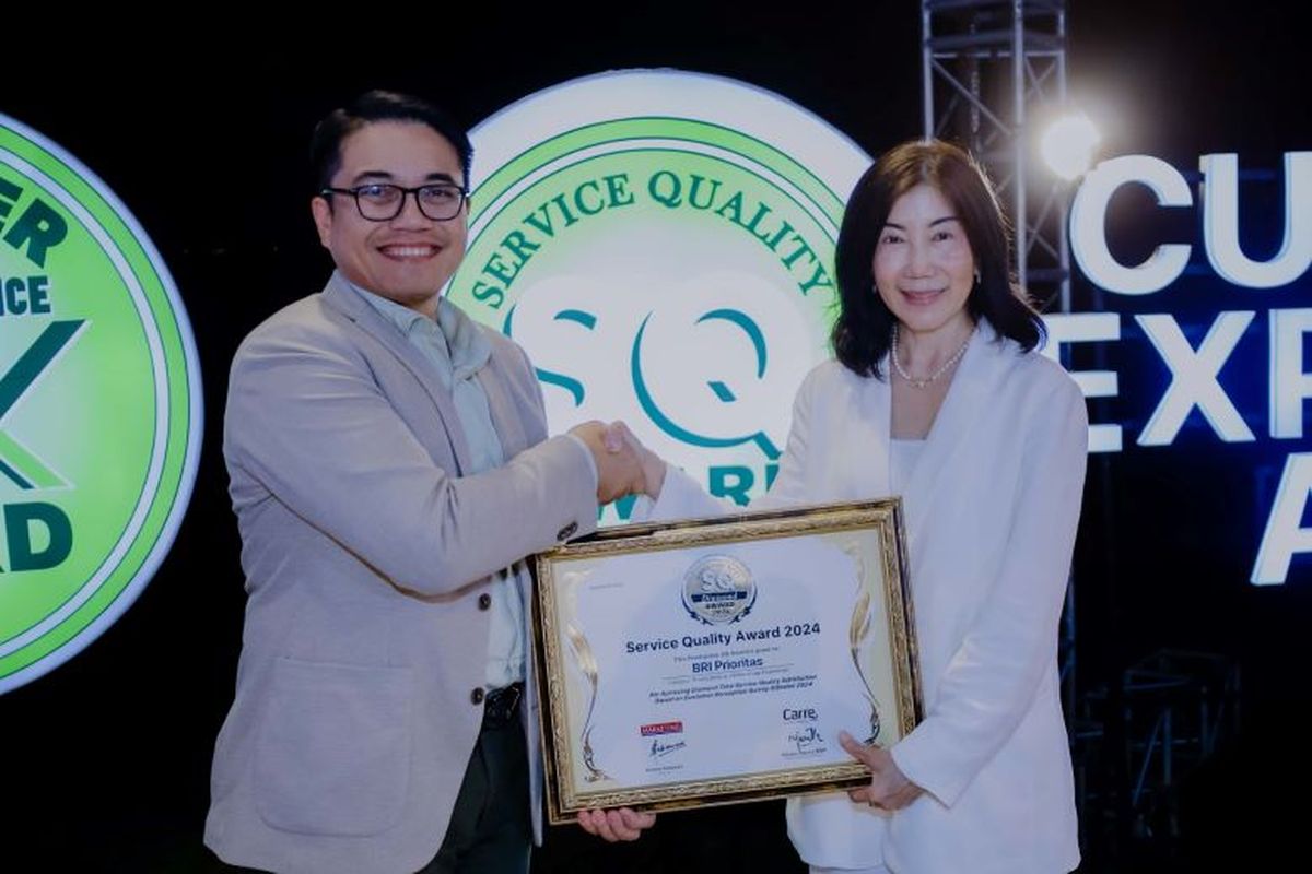 Pihak BRI menerima penghargaan di ajang Service Quality Awards 2024 di Sky Ayana Jimbaran, Bali Rabu (7/8/2024).