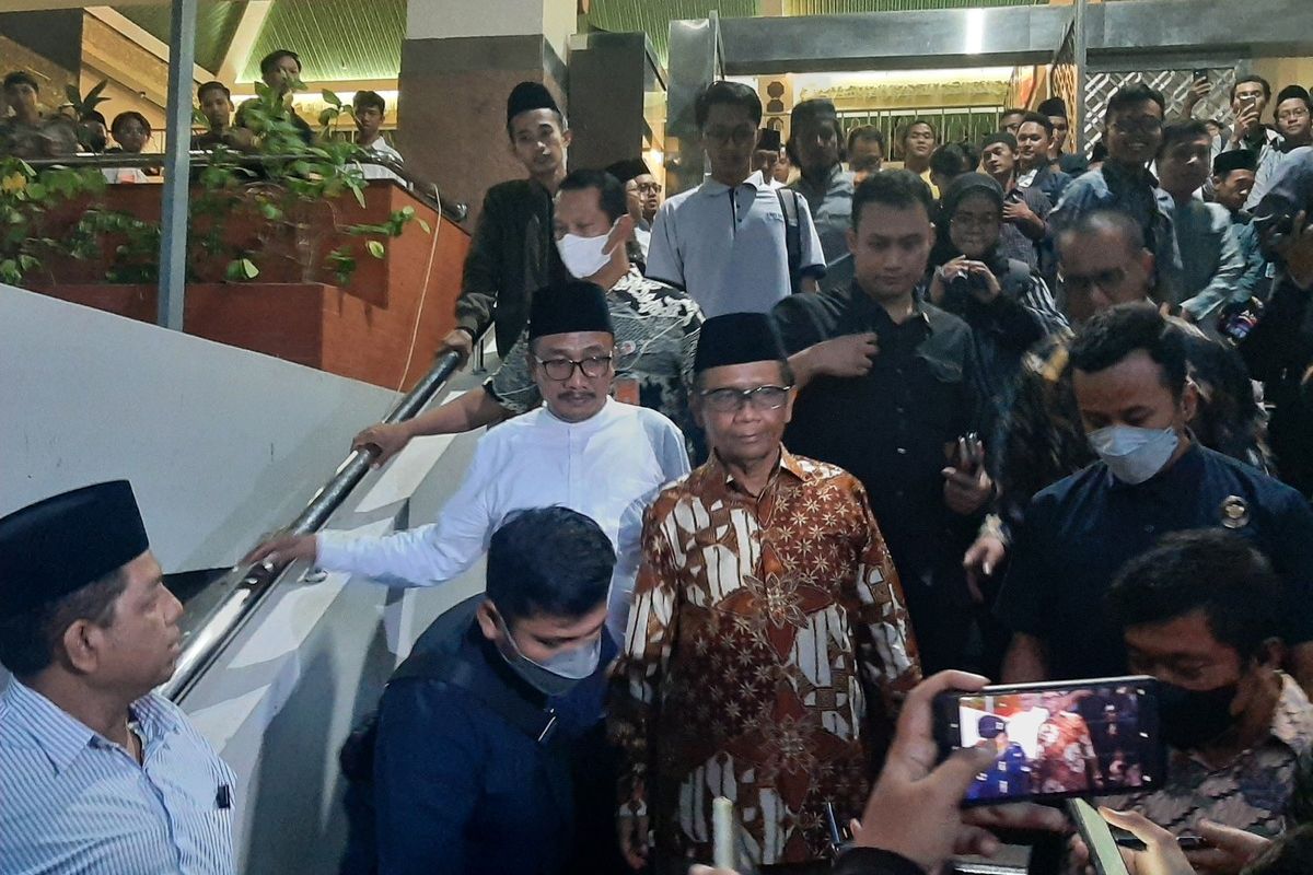 Menteri Koordinator Politik, Hukum dan Keamanan (Menko Polhukam) Mahfud MD usai mengisi Kajian Lesehan Ramadhan Bil Jami'ah 1444 H di Laboratorium Agama Masjid UIN Sunan Kalijaga Yogyakarta Sabtu (1/04/2023).