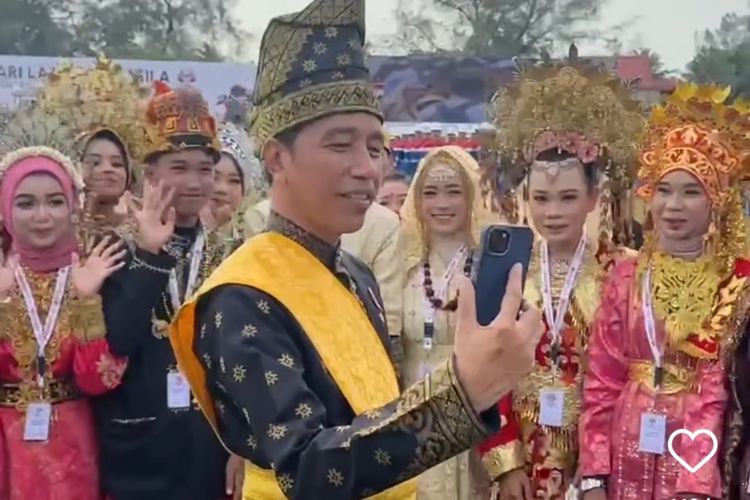 Presiden Joko Widodo saat menyapa para penari tradisional yang menjadi pengisi acara upacara peringatan Hari Lahir Pancasila di Lapangan Garuda Blok Rokan, Rokan Hulu, Riau, Sabtu (1/6/2024)