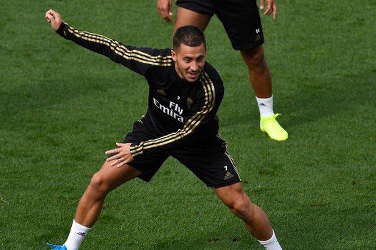 Pemain Real Madrid, Eden Hazard, mengikuti latihan Real Madrid menjelang pertandingan menghadapi Sevilla yang digelar di pusat latihan Ciudad Real Madrid, Valdebebas, 21 September 2019. (Photo by PIERRE-PHILIPPE MARCOU / AFP)